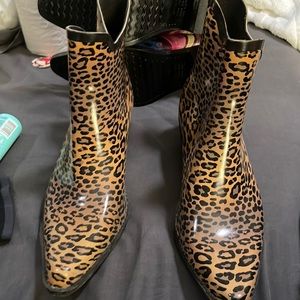 Short cowboy boots for the rain.